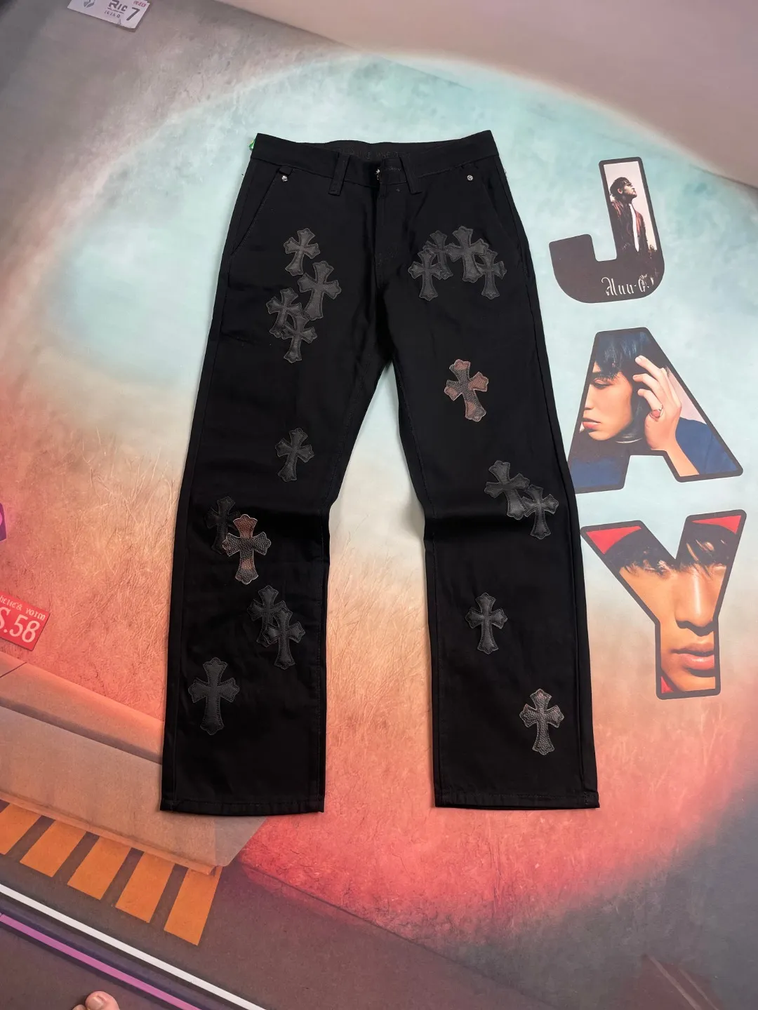 🅿️290 🔘Style number-KL119 🔘Chrome Hearts𝐂𝐡𝐫𝐨𝐦𝐞 𝐇𝐞𝐚𝐫𝐭 Black and brown camouflage cross patch leather casual jeans* Trendy people who pursue the ultimate fashion, Chrome Hearts new overalls are here! It breaks tradition and cleverly integrates camouflage cross elements, which is the same style as Mattyboy. These pants boldly combine elements of jeans and casual pants, bringing endless matching possibilities to outfit enthusiasts. The main body is black, showing mystery and coolness. It is unique in the leather design and color matching. It can be called a classic among jeans. The pants overall present a unique retro style, with a wide-legged and loose fit. The mid-high waist design not only elongates the leg lines, but also creates a lazy and casual atmosphere. It is full of comfort and sophistication. Trendy men and women should not miss it. There are as many as 40 panels on the entire trousers, giving the trousers an unparalleled texture. Taking size W34 as an example, every detail is perfectly ergonomic and demonstrates high-end quality. Whether it is daily outings, social gatherings, or exploring new fashion styles, Chrome Hearts black denim casual pants can satisfy all your imagination of fashion and lead you to be at the forefront of trends.  Size: S M L XL XXL (28.30.32.34.36) Color: Black